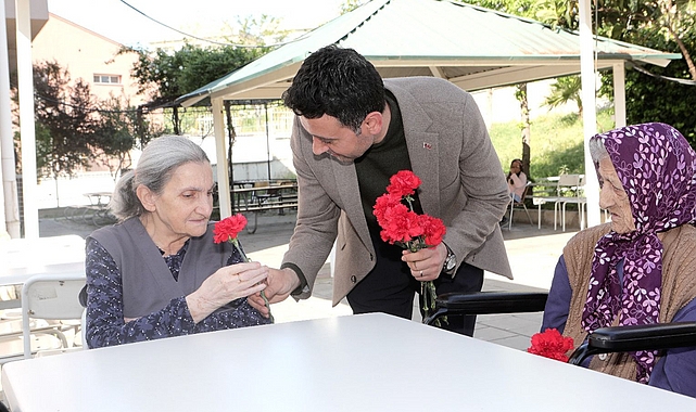 Bayraklı Belediye Başkanı İrfan Önal, Ramazan Bayramı’nın ilk gününü vatandaşlarla