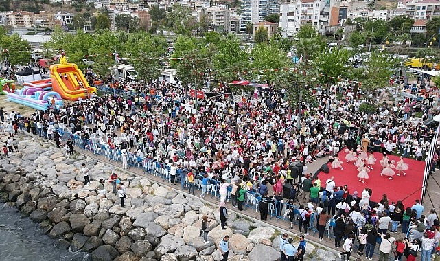 Bayraklı Belediyesi tarafından düzenlenen 23 Nisan şenliklerine binlerce çocuk akın