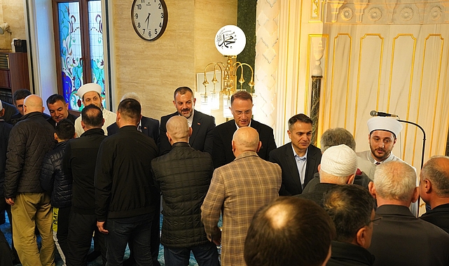 Kabristanların çevresi ve caddelerde temizlik çalışmaları yapılırken, her bayram olduğu