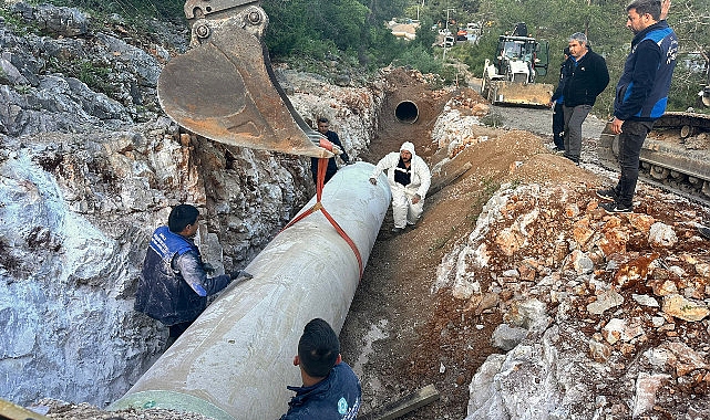 Bodrum’un Torba Kavşağında akşam saat 19.55 DSİ’ye ait içme suyu
