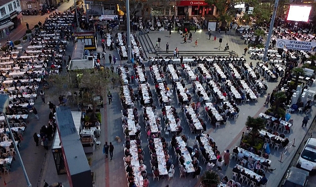Burhaniye Belediyesi’nin düzenlediği iftar davetinde meydan 7’den 70’e Burhaniyelilerle dolarken