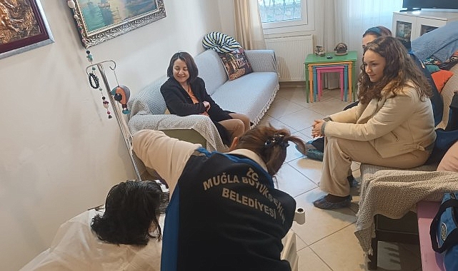 Muğla Büyükşehir Belediyesi Evde Bakım ekipleri bu hizmetten yararlanan yatağa