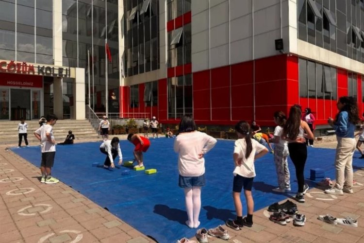 Bursa Çözüm Koleji öğrencileri, kurumun düzenlediği etkinliklerle 23 Nisan Ulusal