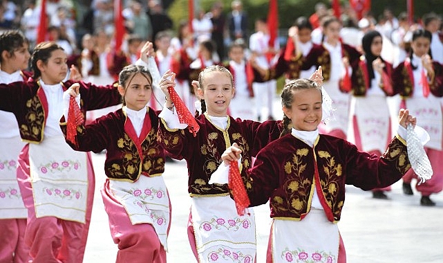 İzmir'de 23 Nisan Ulusal Egemenlik ve Çocuk Bayramı, Cumhuriyet Meydanı'ndaki