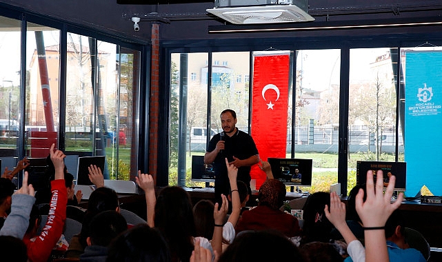 Büyükşehir tarafından hizmete alınan Derince Kütüphanesi’nde söyleşiler başladı. Kütüphanenin ilk