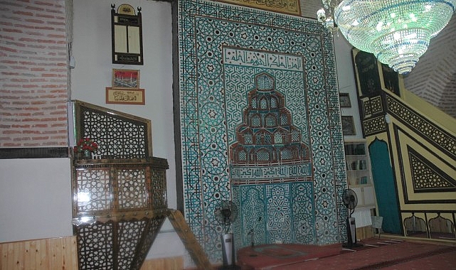 Saray, cami, türbe gibi Türk İslam eserlerinde süsleme sanatı olarak