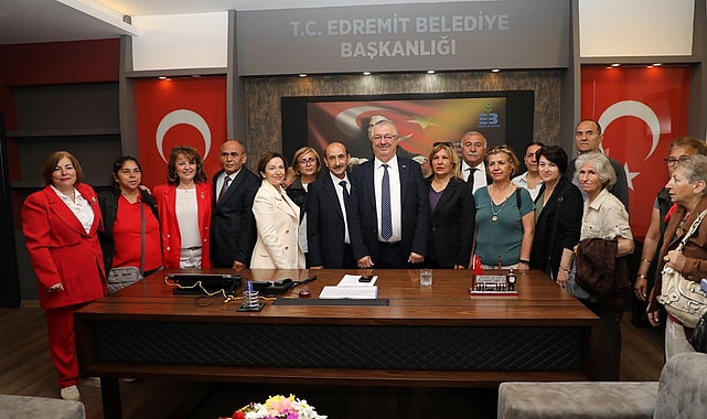 Edremit Belediye Başkanı Mehmet Ertaş bayramın ikinci günü belediyede vatandaşlarla