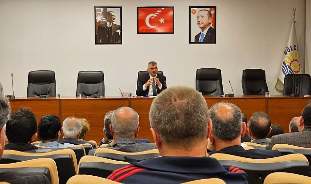 Gölcük Belediye Başkanı Ali Yıldırım Sezer, belediye meclis salonunda muhtarlarla