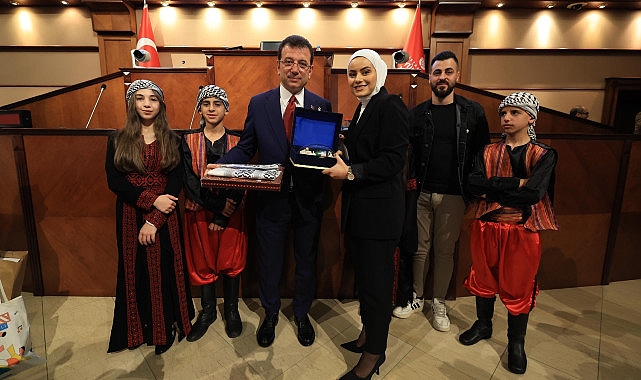 İmamoğlu, aralarında Filistin ve Ukrayna’dan gelen çocukların da bulunduğu katılımcılara,