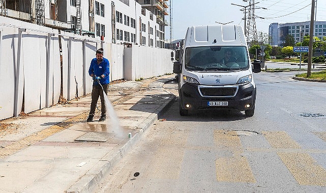 İzmir Büyükşehir Belediyesi ekipleri, sağlıklı bir kent ve temiz çevre