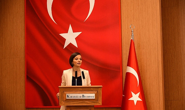 Karabağlar Belediye Başkanı Helil Kınay, Yıldız Kenter Kültür Merkezi’nde gerçekleştirilen