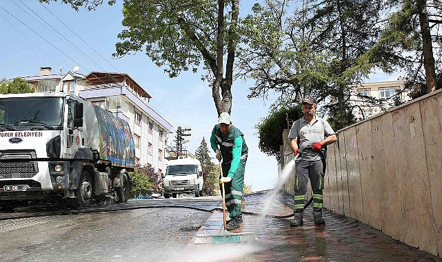 Temizlik İşleri Müdürlüğü ekiplerince sokak, cadde ve kaldırımlar hem süpürülüyor