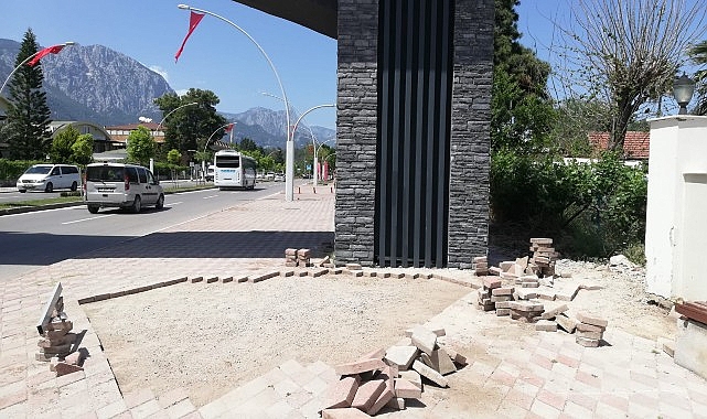 Kemer Belediyesi Fen İşleri Müdürlüğü ekipleri, ilçe genelinde bozulan ve