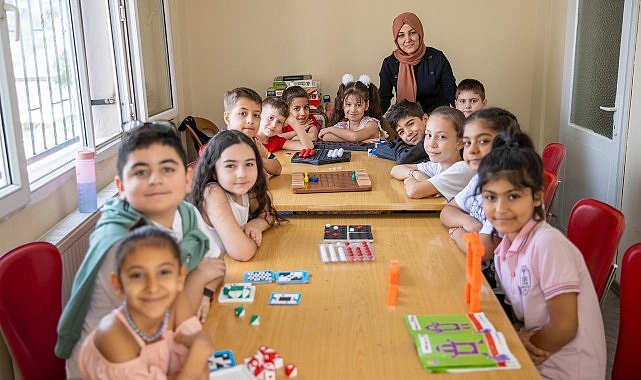 Konak Belediyesi’nin semt merkezlerinde Akıl ve Zeka Oyunları kursuna katılan