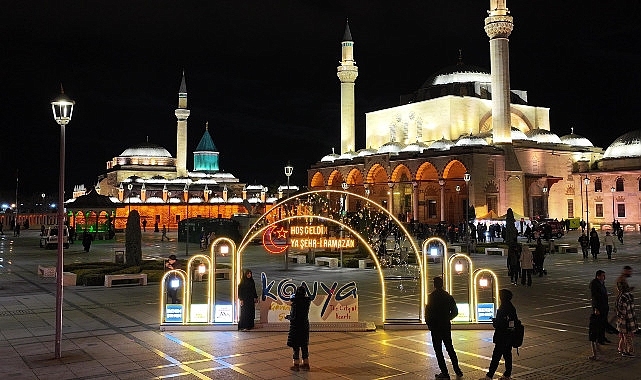 Konya Büyükşehir Belediyesi tarafından şehir merkezinde farklı noktalara kurulan ışıklı