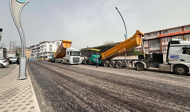Büyükşehir tarafından mineral tretuvar yaya kaldırımları, dekoratif aydınlatma direkleri ve
