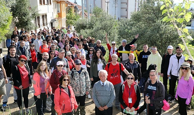 Mudanya Belediyesi’nin Turizm Haftası etkinlikleri kapsamında düzenlediği yürüyüşe katılan doğaseverler