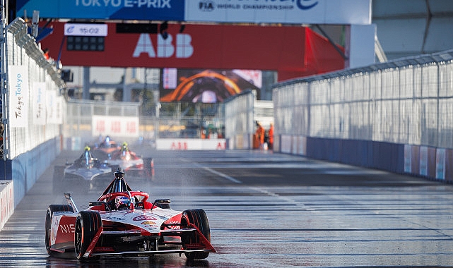 Nissan pilotu Rowland art arda üçüncü kez podyuma çıkarken, Nissan