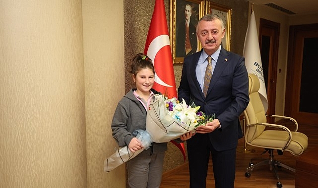 23 Nisan’da Başkan Büyükakın’ın koltuğuna oturan 6. Sınıf öğrencisi Sahra