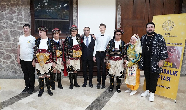 İzmir İktisat Kongresinde düzenlenen programa, otizmli öğrencilerin renkli gösterileri damga