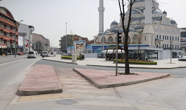 Yeni Mehmet Ali Paşa Cami önündeki yolda Büyükşehir Yol Bakım