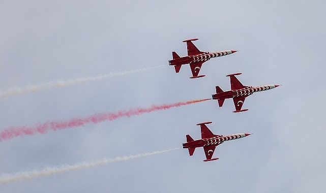 Türk Hava Kuvvetleri’ne bağlı akrobasi timi ‘Türk Yıldızları’, Antalya Büyükşehir