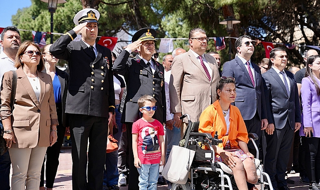 Cumhuriyet Meydanı'nda düzenlenen törene Seferihisar Kaymakamı Mehmet Şerif Olcaş, Seferihisar