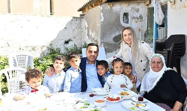 Çiğli Belediye Başkanı Onur Emrah Yıldız ve Eşi Gamze Yıldız;