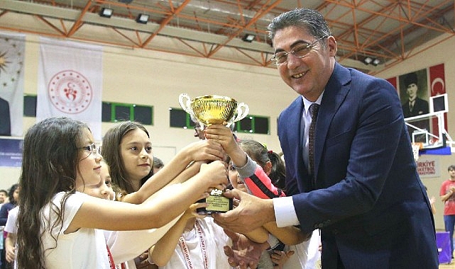 Ödül törenine katılan Burhaniye Belediye Başkan Yardımcısı Oktay Erbalaban, Burhaniye