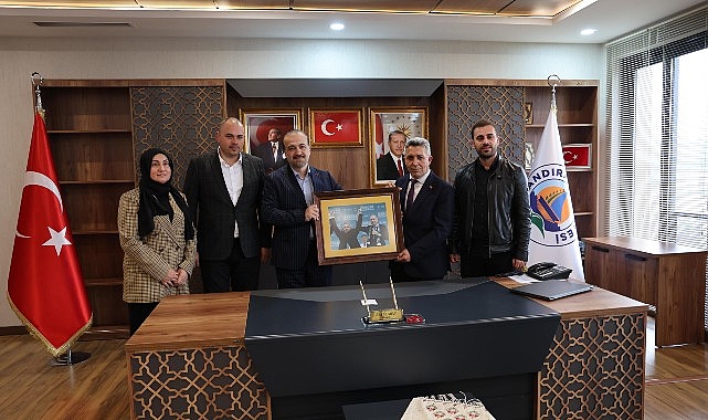 Kandıra Belediye Başkanı Erol Ölmez’e ziyaretler sürüyor. Bir yandan tebrik