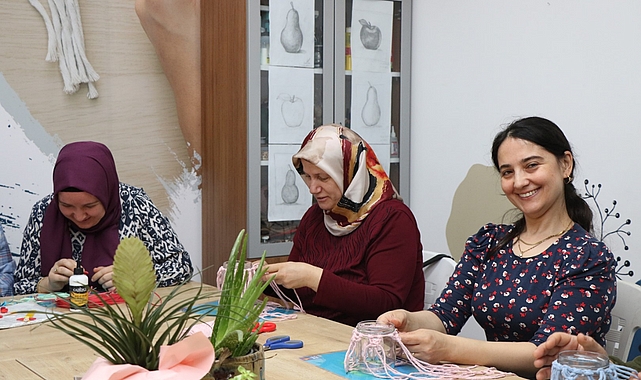 Büyükşehir’in Anne Şehir Merkezilerindeki ‘Atma Dönüştür’ atölyelerinde ömrünü tamamlamış malzemeler