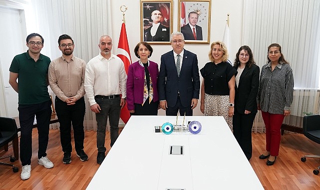 Ege Üniversitenin farklı birimlerinde görev yapan multidisipliner bilim ekibi, diz