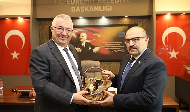 Balıkesir Valisi İsmail Ustaoğlu, Edremit Belediyesi’ni ziyaret etti. Bir dizi