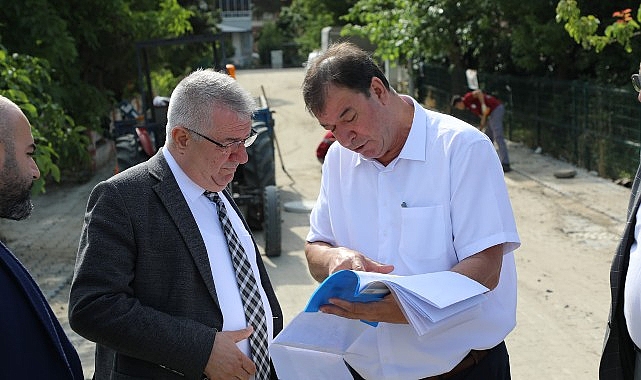 Edremit Belediye Başkanı Mehmet Ertaş, meclis üyeleriyle birlikte ilçenin çeşitli