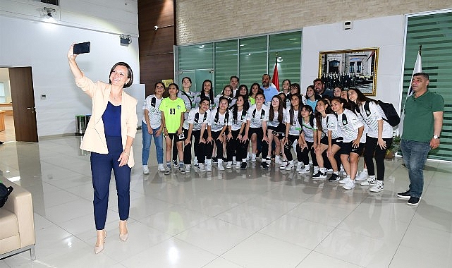 Orbit Karabağlarspor Kız Futbol Takımı, Karabağlar Belediye Başkanı Helil Kınay’ı