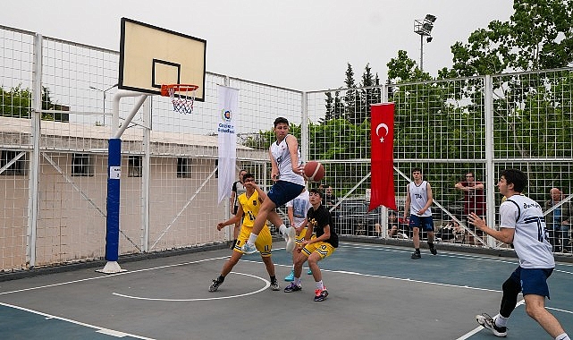 Gaziemir Belediyesi’nin Gaziemir Gençlik Festivali kapsamında düzenlediği, FIBA’ya kayıtlı 3x3