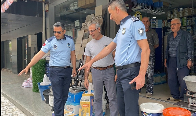 Bayraklı Belediyesi Zabıta Müdürlüğü ekipleri, ilçe genelindeki kaldırım işgallerini önlemeye
