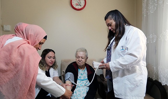 Bayraklı Belediyesi, vatandaşlara ücretsiz sağlık hizmeti sunarak sağlık alanındaki çalışmalarına