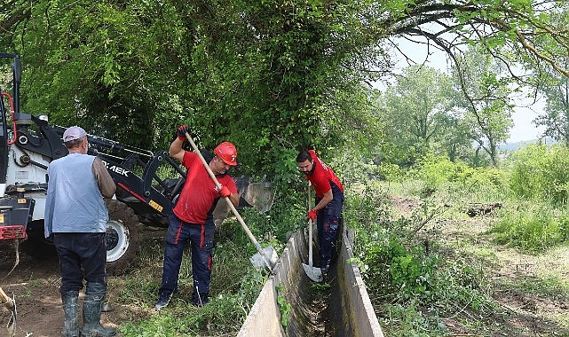 Büyükşehir, tarımın yoğun olarak yapıldığı İzmit Bayraktar Mahallesi’nde arazileri besleyen