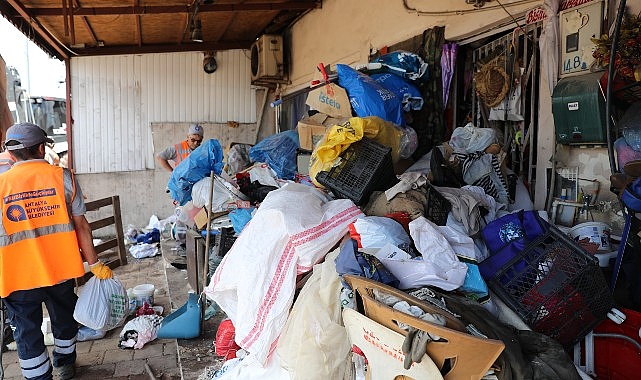 Antalya Büyükşehir Belediyesi Kepez İlçesi'nde çevreye rahatsızlık veren çöp evde