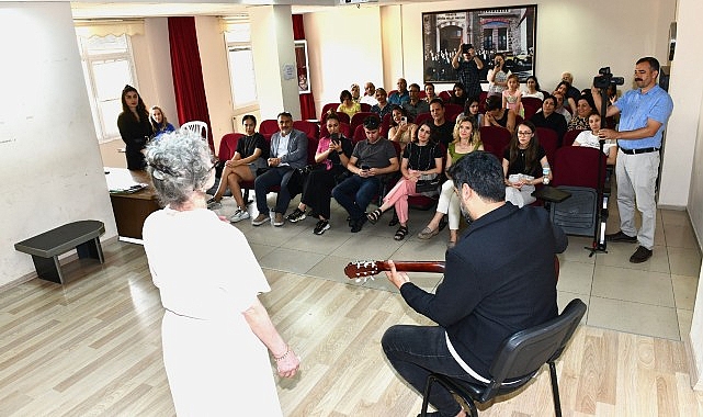 Çiğli Belediyesi’nin düzenlediği Türkçe Okuma Yazma Kursunu başarıyla tamamlayan 15’i