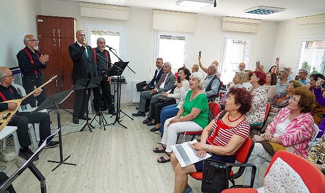 Ata Evi Sağlıklı Yaş Alma Merkezi’nde düzenlenen Türkü Dinletisi’ne katılan