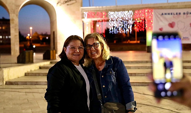 Didim Belediyesi Anneler Günü dolayısıyla Cumhuriyet Kent Meydanı’nda sinema etkinliği