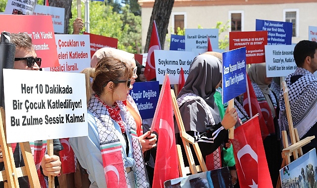 Öğrenciler İsrail’in saldırgan tutumunu Buca Eğitim Fakültesi’nde düzenlenen protesto yürüyüşü