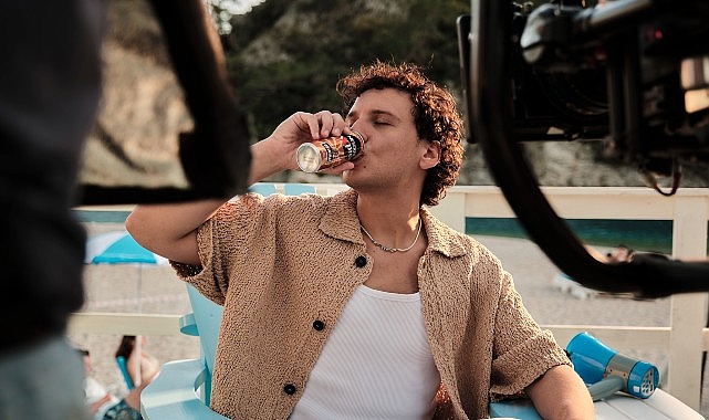 Yaz mevsimini sürprizlerle karşılayan NESCAFÉ Xpress’in yeni reklam yüzü EDİS,