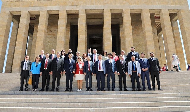 Ulu Önder Gazi Mustafa Kemal Atatürk’ün manevi huzuruna çıkan Başkan
