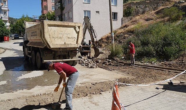 Edremit Belediyesi, ilçe genelinde yolların düzenlenmesi için yoğun bir çaba