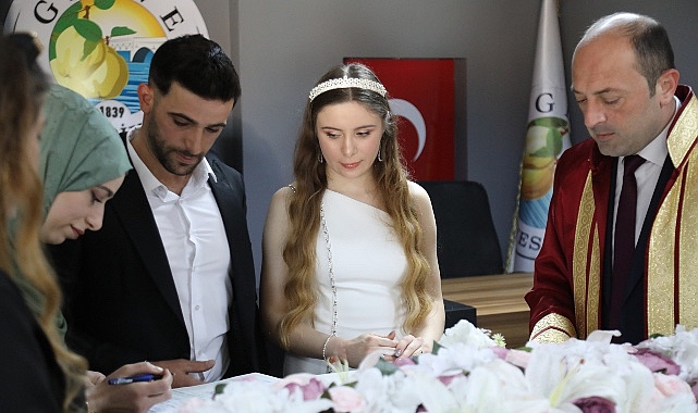 Geyve Belediyesi Meclis salonu ve ilçedeki düğün salonlarında; Sıla –