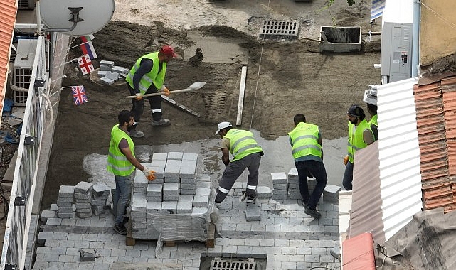 İzmir Büyükşehir Belediyesi’nin kentin simgesi Tarihi Kemeraltı Çarşısı’nda yürüttüğü yenileme