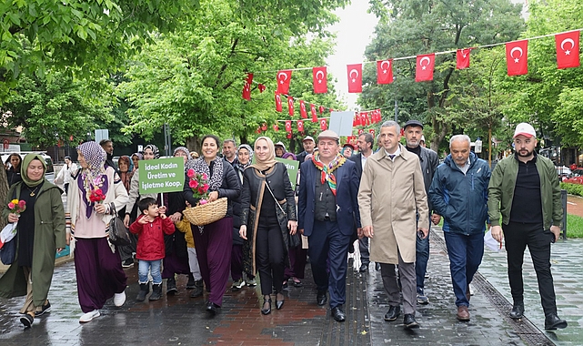 Büyükşehir’in Dünya Çiftçiler Günü etkinliğinde kadın çiftçiler traktörleriyle konvoy yaptı,